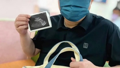 56岁赵正平宣布小22岁妻子怀孕!两人于今年年初结婚