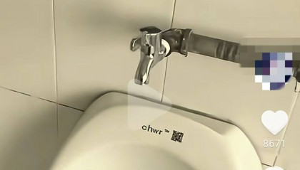 山东一高校小便池上方现水龙头 ,网友调侃“完美解决了世纪难题”,学校:方便打扫