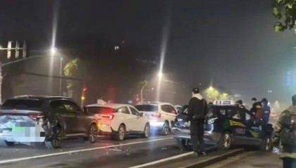 凌晨,上海一路口多车追尾!目击者:疑似大货车惹祸,撞击力度大