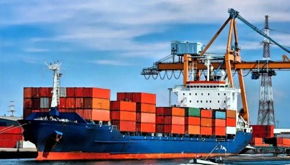 中国船进港,征收千万 “过路费”,美国这套拳法会直接打残自己