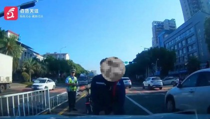 两车剐蹭后,一车主竟当交警面对车头小便泄愤