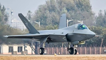 歼-35A正式官宣,命名格式意味深长:航母新舰载机上舰指日可待?