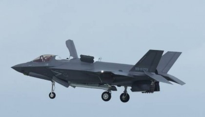 日本首批F-35B从美国飞回，战后首次拥有舰载战斗机