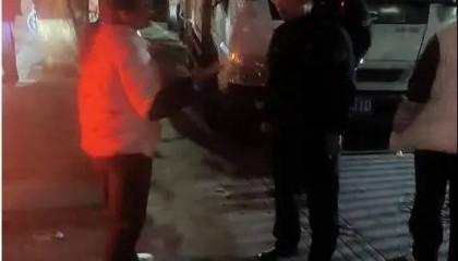 女摊贩欠房租借50元交罚款,执法要给小商贩留条活路