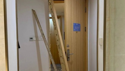 男子在杭州一酒店洗澡时被陌生人暴力闯入,房间大门被踢烂,踹门男子怀疑前女友正在酒店与他人开房