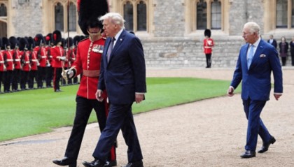 特朗普万万不会想到,他冒着生命危险访英,斯塔默却还给了他一巴掌