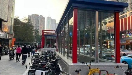 广州出现“超迷你”地铁口,仅容两人并排走