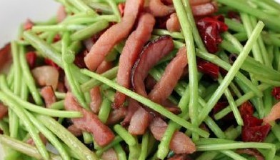 藜蒿炒腊肉怎么做好吃?藜蒿炒腊肉的特点做法