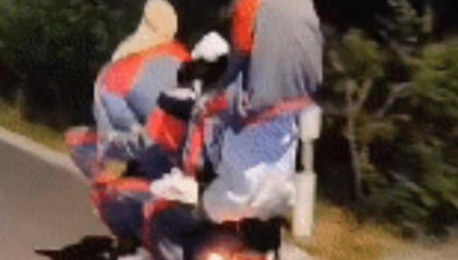 湛江7名中学生共骑一辆“电鸡”,还有人跨坐肩膀上!被约谈