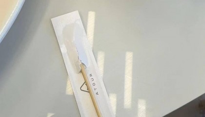 女子称亚朵酒店内疑似出现别人用过的“二手牙签”,自己入口后才发现,店方回应