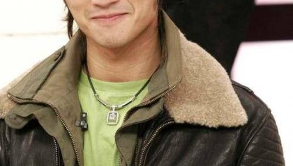 谢霆锋带全家远赴日本过圣诞!儿子罕见露面,继父和母亲十分恩爱