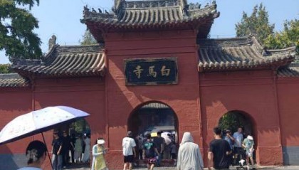 印乐方丈管理下的白马寺:僧人顶着高温种地,义工称寺里秉承农禅并重