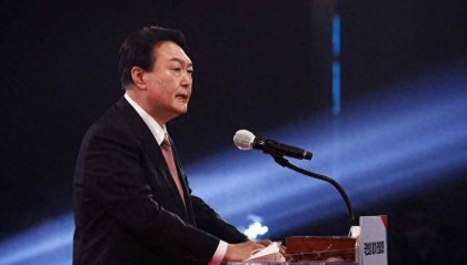 尹锡悦赶在入狱前猛打一枪,打破韩国77年惯例!忠粉悲痛!