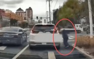 老人一路小跑追车，与车接触后倒地，疑似碰瓷，后车行车记录仪拍下全程......