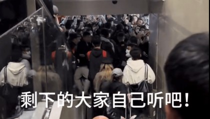 粉丝高铁站堵电梯口险造踩踏 律师解读:情节严重可拘留 明星若存在诱导也要担责