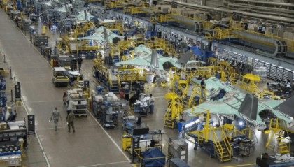 中方的“稀土王牌”没起效果?波音工厂内人声鼎沸,五角大楼开始坐不住了!特朗普在打什么算盘?