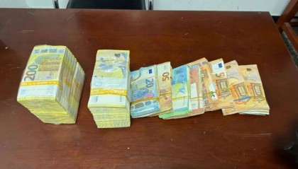 男子携带成捆现金入境,折合人民币超360万元,被海关查获