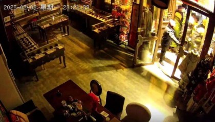 一店铺未按要求彻夜亮灯被撬锁开灯?多方回应!