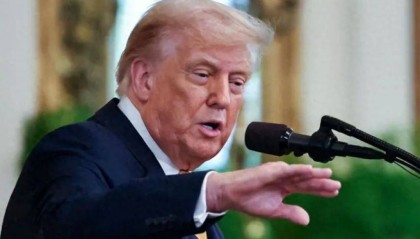 美国突传噩耗,79岁的特朗普确诊患病,白宫还隐瞒了更多事情?美国人至少焦虑4年