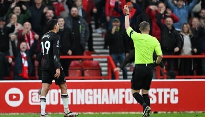 坏事做尽阿尔瓦雷斯近3场首发,两度染红+将恩师滕哈赫踢下课