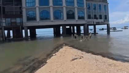 “限5秒内离开,不然拉你们见校长!”孩子们海边游泳,广西北海一男子命令式劝离