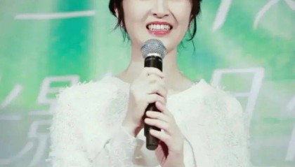 61岁关咏荷白衣出镜，状态年轻被赞似41岁！张家辉：我保持好自己，才能配得上她