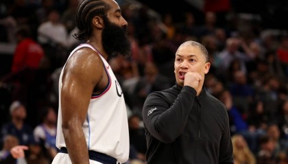 曝哈登被顶伤膝盖同时还扭伤脚踝 目前移动十分困难