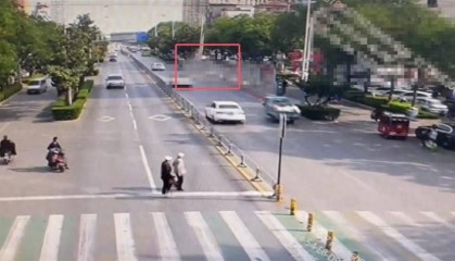 山东滕州一车辆撞向公交站台致多人倒地,肇事司机被控制,案件已移交刑警