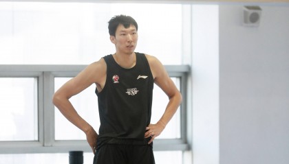 手冷！周琦4+8零运动进球 离谱中投+背打失误