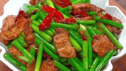 蒜苔炒肉怎么炒好吃?大厨教你做蒜苔炒肉,加了它味道大不同!