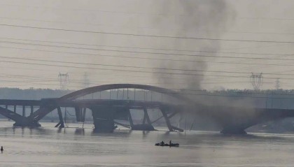北京潮白河大桥部分路段起火坍塌,官方:原因正调查