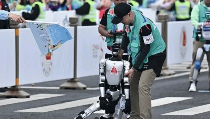 王兴兴回应宇树机器人“死机瘫了”:系失误按下急停按钮