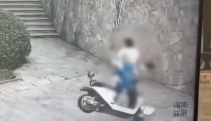 湖南两高中生骑电动两轮车撞围墙身亡,一学生母亲:系改装车辆,儿子刚坐上40秒就发生事故,警方:改装者已被控制