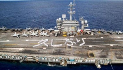 美航母高调抵日,福建舰进入指定位置,全新舰载战斗机就位