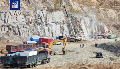 山东兰陵铁矿冒顶事故救援：地面打孔作业持续推进