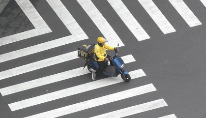 破解“骑手困境”,经济社会政策要精准发力