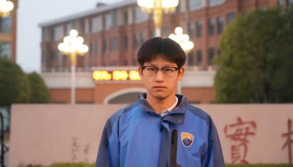 长沙高中生上学路上看到女子独坐大桥栏杆,用一系列举动救下她