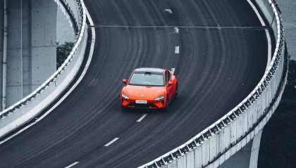 雷军跨年夜直播:“苦尽甘来”,2025年小米汽车向交付30万台冲刺