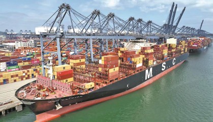 深圳盐田港一线员工:“对讲机一天用掉两块电池”