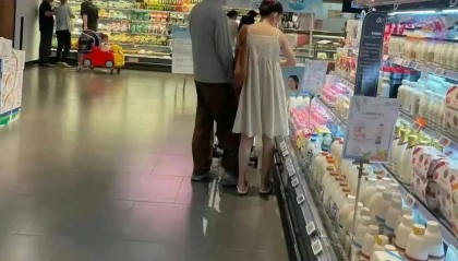 离婚三年又被拍到亲密逛超市,他俩这是纯带娃还是真复合了?