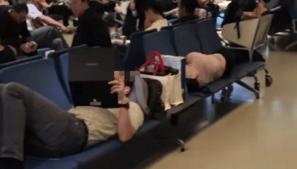 2名外国人在上海虹桥国际机场候机室躺卧,占用6个座位,机场回应