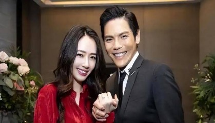 父亲是向华强，母亲是丁佩，她低调的似隐形人，现46岁依然未婚