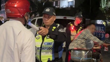 同桌的两人,双双被查