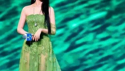 37岁刘亦菲现身深圳，把一身“土绿色”穿出仙气感，出众气质让人羡慕