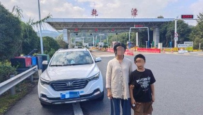 离谱!妈妈让儿子高速下车路边方便,解决完后跟随车流跑回来找她