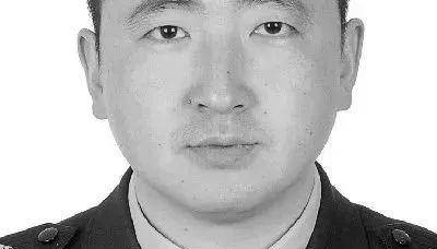 新疆一派出所所长因公牺牲,辖区97岁老人执意下楼送行