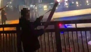 10岁男孩被烟花击中头部身亡,14岁嫌疑人被告上法庭,最新进展→