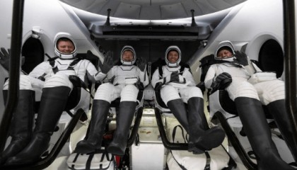 SpaceX龙飞船携四名宇航员成功返回地球 在空间站呆了8个月