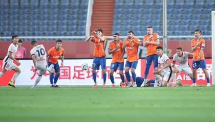 赛季结束!足协杯-罗慕洛任意球双响 泰山1-3蓉城无缘8强