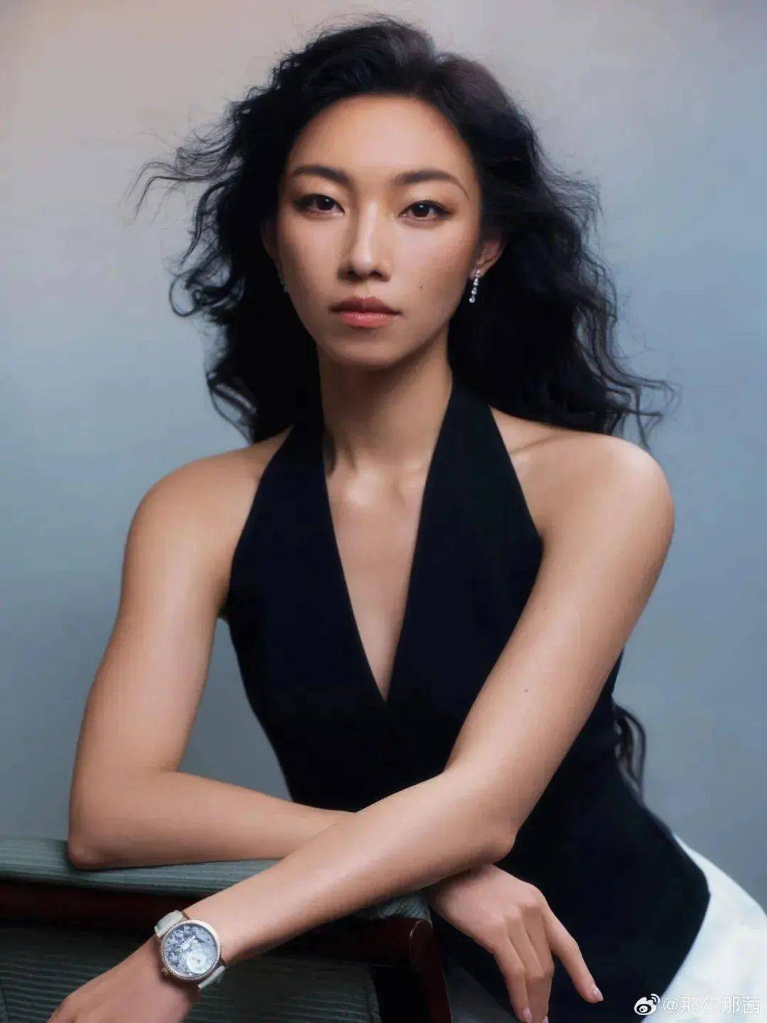 官方称正调查演员那尔那茜定向委培事件，一品牌客服：与其合作已到期
